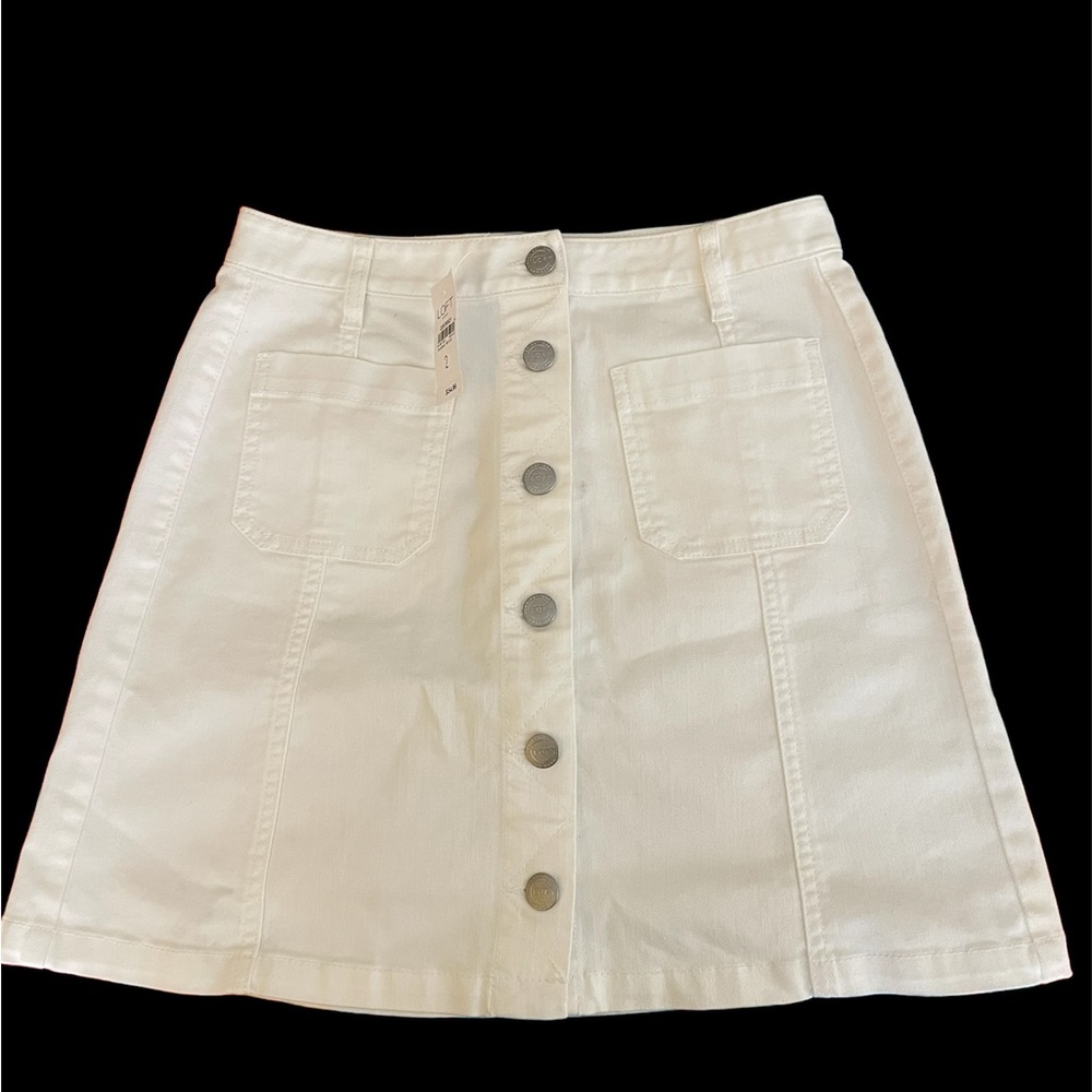 NWT Sz 2 Loft white skirt. Waist lying flat is 14 1/2 in. Lgth is 17 1/2 in